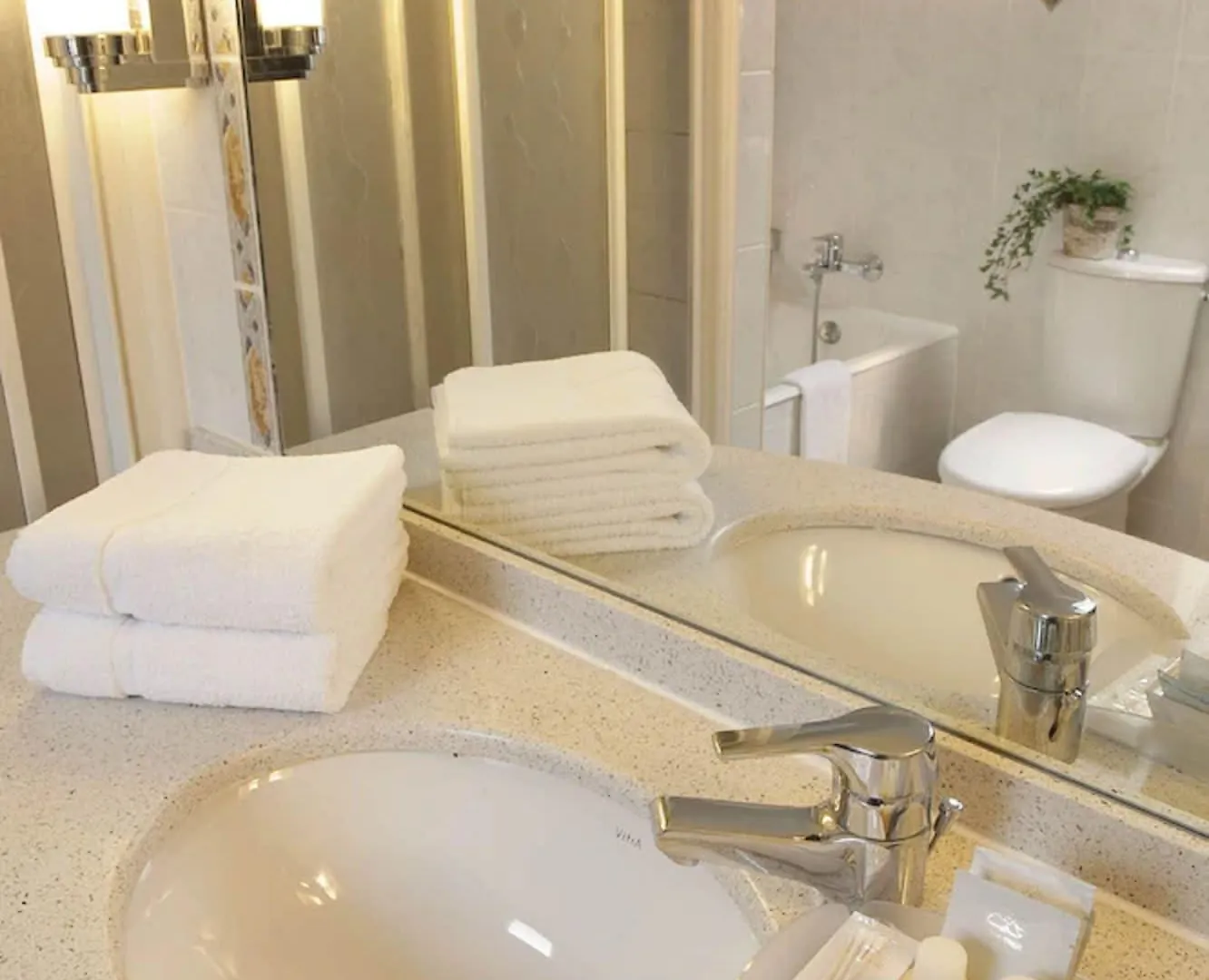 Louvre Bons Enfants Hotell 3*